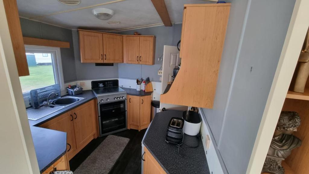 E16 Millfields 6 Berth Caravan Max 4 Adults Bob Family's Only And Lead Person Must Be Over 30 Дом отдыха