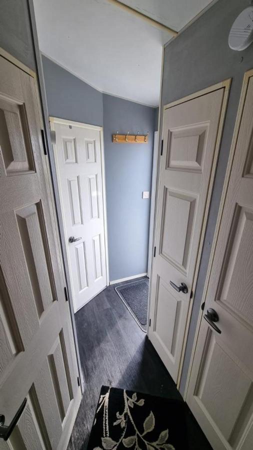 E16 Millfields 6 Berth Caravan Max 4 Adults Bob Family's Only And Lead Person Must Be Over 30 Дом отдыха *