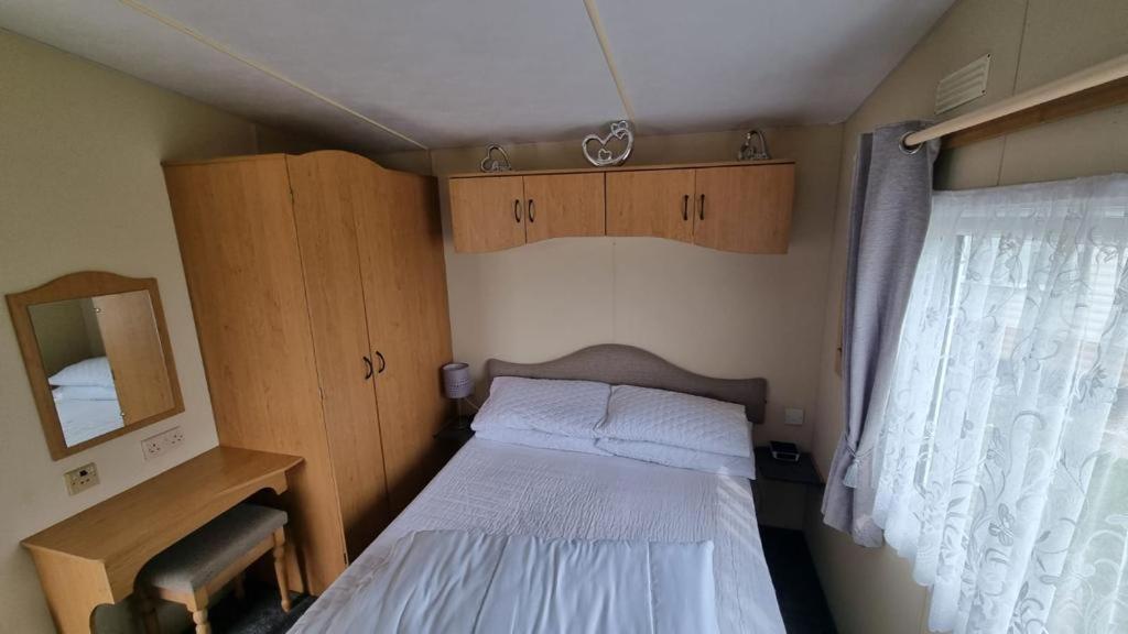 E16 Millfields 6 Berth Caravan Max 4 Adults Bob Family's Only And Lead Person Must Be Over 30 *